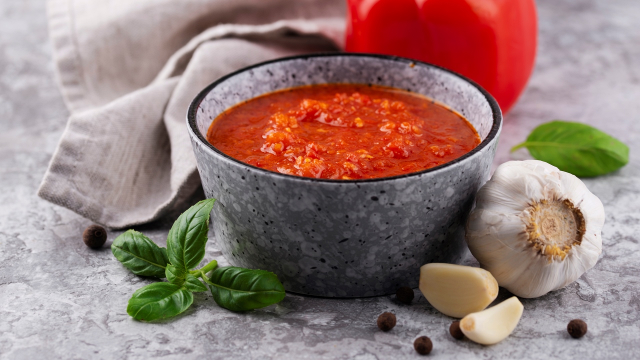 Аджика с мёдом и чесноком