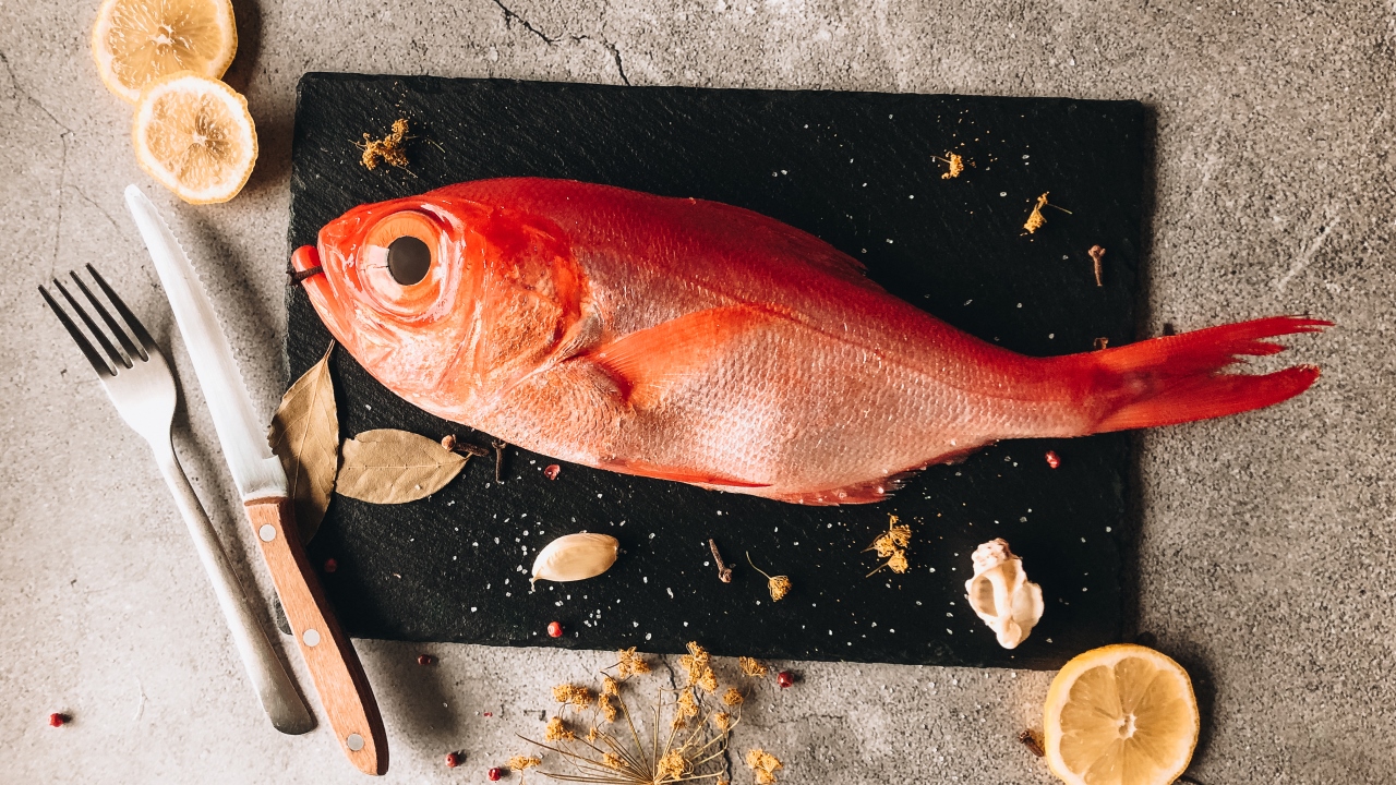 Морской окунь с картофелем и овощами в духовке
