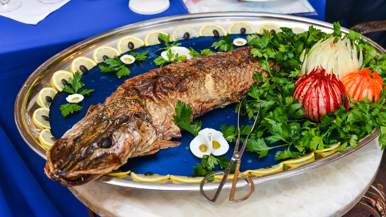 Фаршированная щука, запечённая в духовке целиком