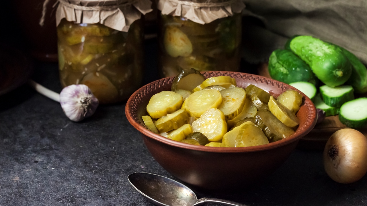 Быстрые маринованные огурцы pickled cucumber salad bowl jars black background - Быстрые маринованные огурцы