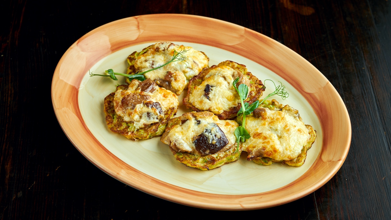 Запечённые гнёзда из кабачков с курицей и сыром