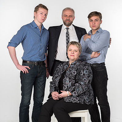 И счастливые семьи счастливы по-разному <br><span class=bg_bpub_book_author>Виктор Судариков</span>