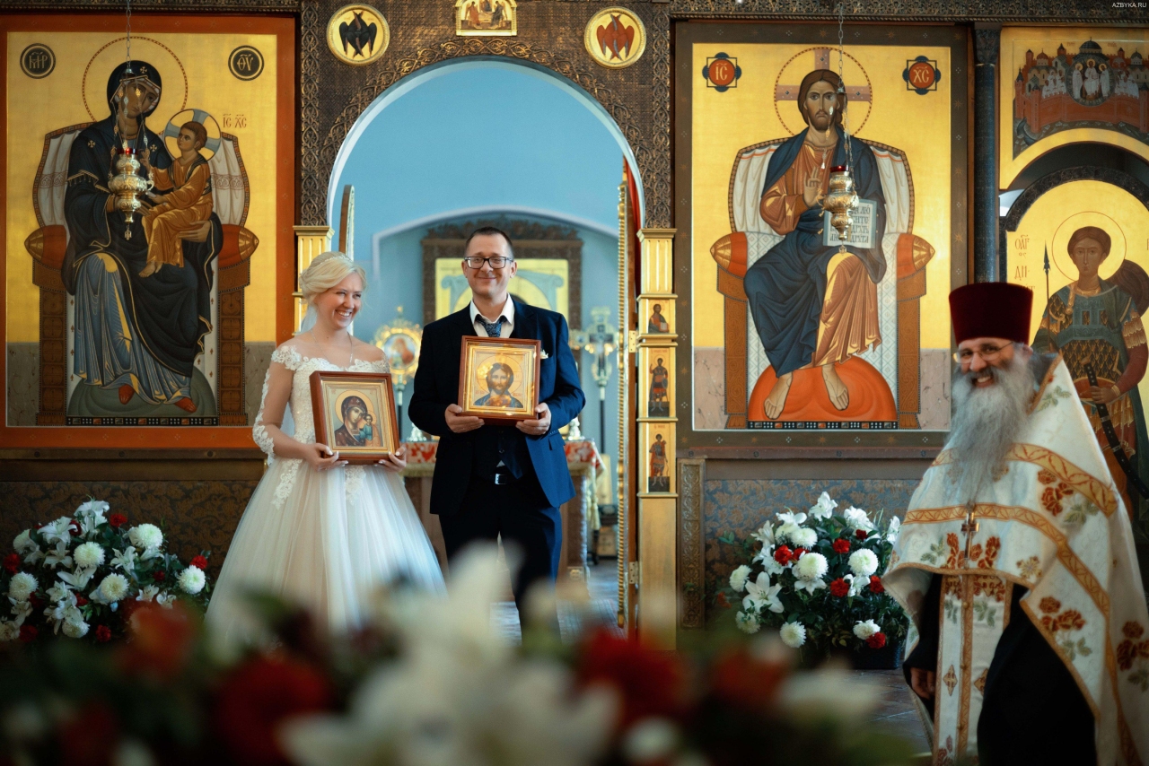 Православное венчание молодожёнов в храме