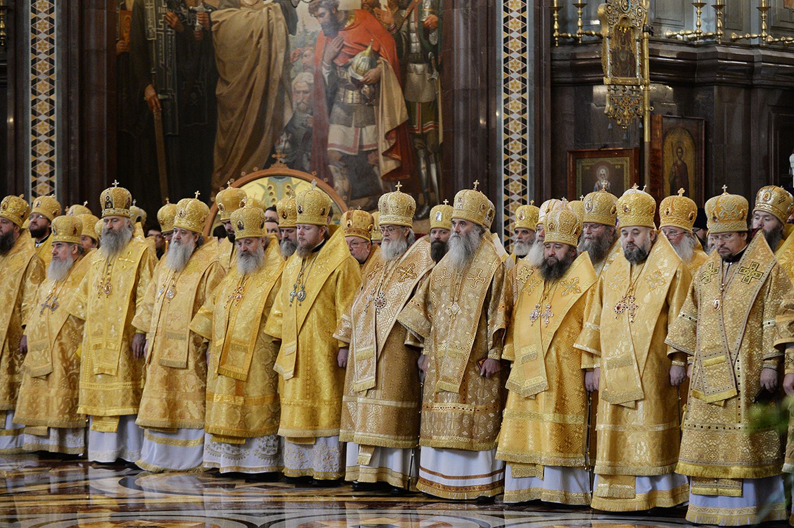 Духовенство православия. Одеяние Патриарха русской православной церкви. Митра Патриарха Иерусалимского. Облачение митрополита православной церкви.