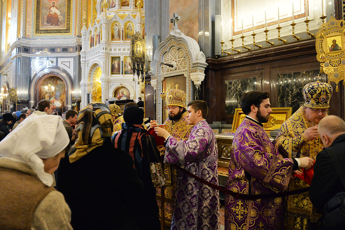 Красящий причастие. В храме Христа Спасителя Великий четверг. Великий четверг храм Христа Спасителя чин омовения. Великий Четверток, Причастие в храме. Великий четверг богослужение.