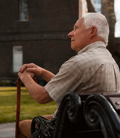 Можно ли отдавать родственника с деменцией в пансионат? Отвечают православные священники