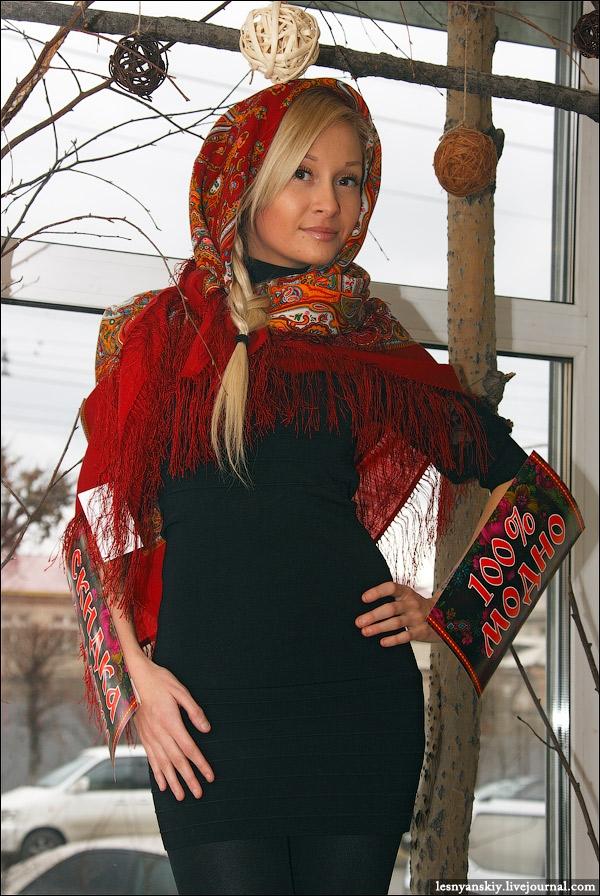 Красное платье с шарфиком